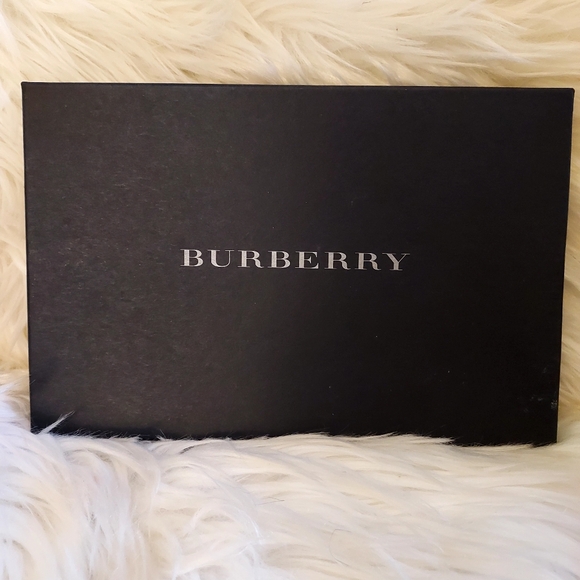 NIB Burberry Hand Towel - Picture 4 of 5